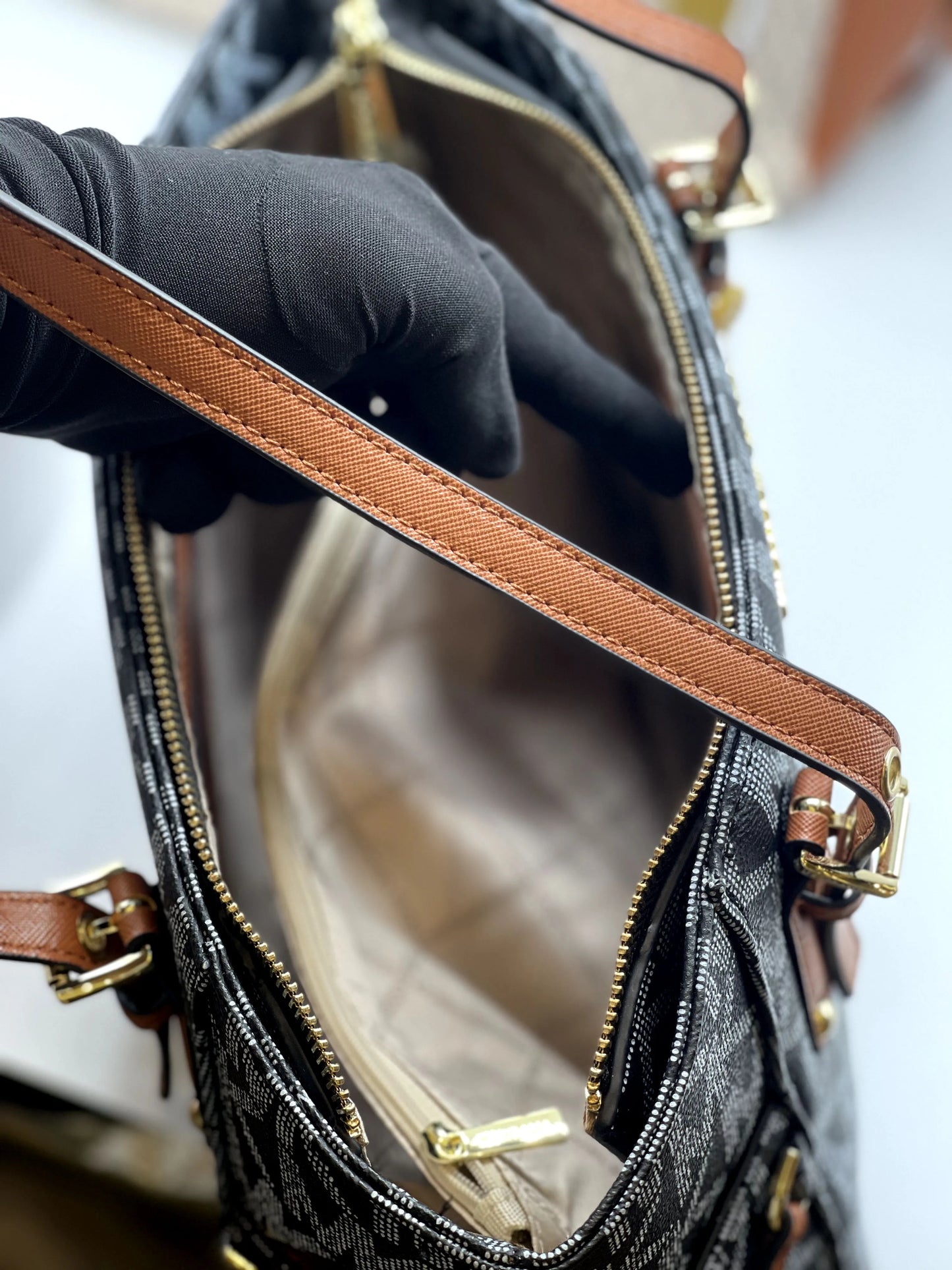 MK-Voyager Tote bag