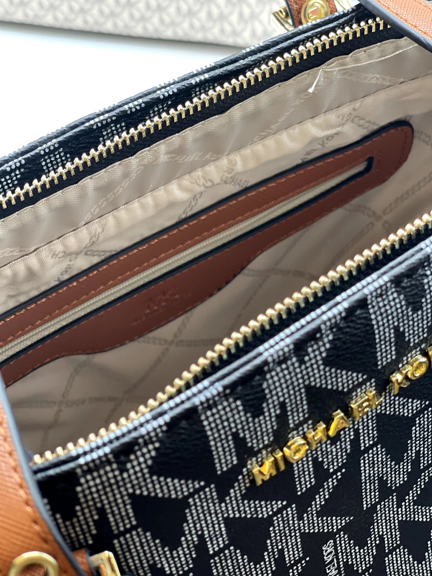 MK-Voyager Tote bag